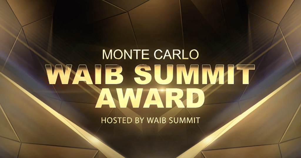Texto dourado escrito “Monte Carlo WAIB Summit Award” sobre um fundo geométrico elegante com efeitos de luz futuristas.